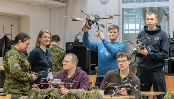 Vasakult: 2. jalaväebrigaadi teabeohvitser Jaanika Ojakõiv, Võrumaa haridus- ja tehnoloogiakeskuse direktor Eveli Kuklane, David Tiks, Toomas Tammiste, Indrek Martin Kuusik ja Andero Hääl väljaõppe eelviimasel päeval. Taustaks kogu väljaõppe jooksul kasuks olnud 3D-printerid. Foto: AIGAR NAGEL